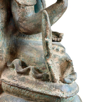 Detail des Seitenornaments und des mehrlagig gewundenen Naga-Sockels
