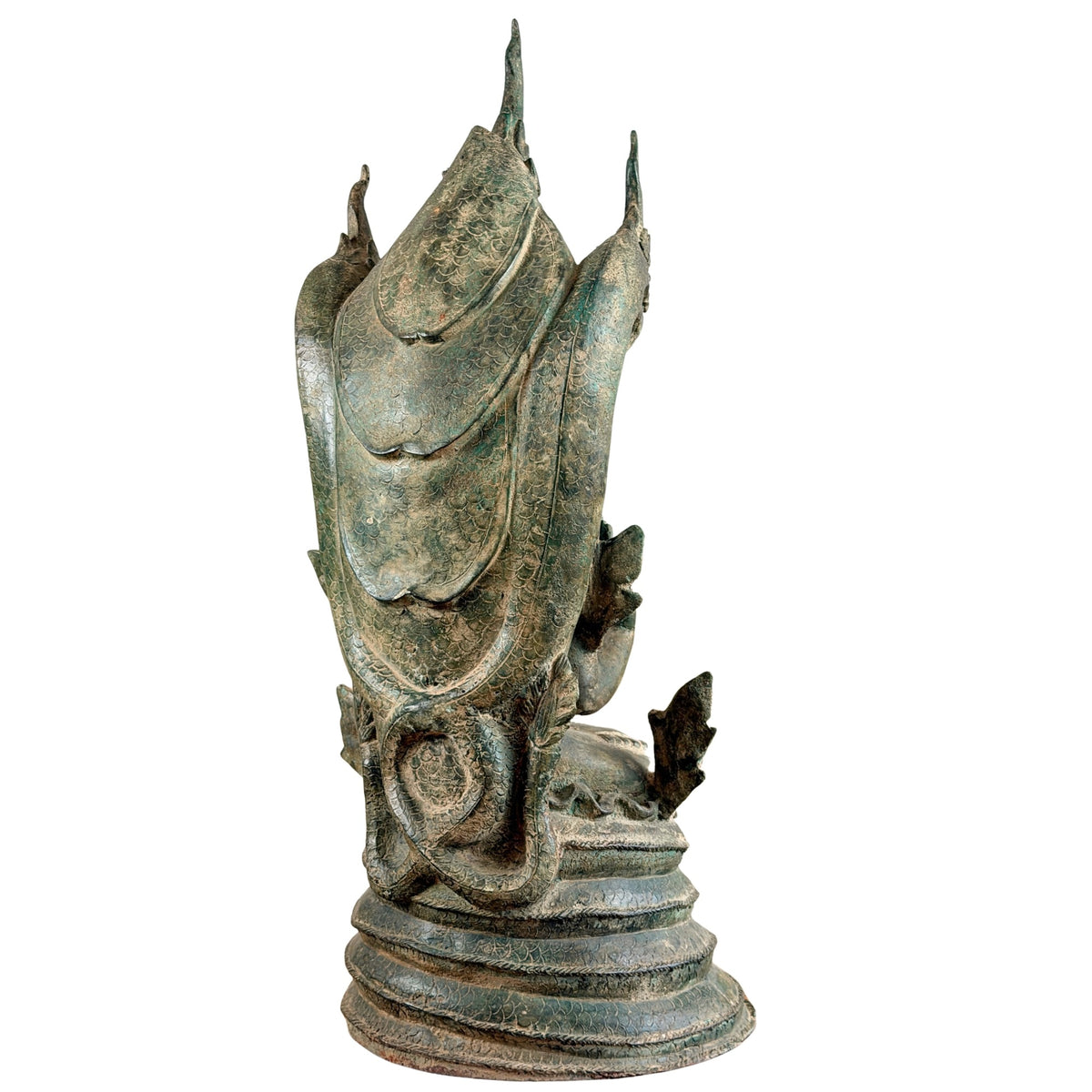 Dreiviertel-Rückansicht des Bronze-Mucalinda-Naga-Buddhas mit geschuppter Naga-Haube