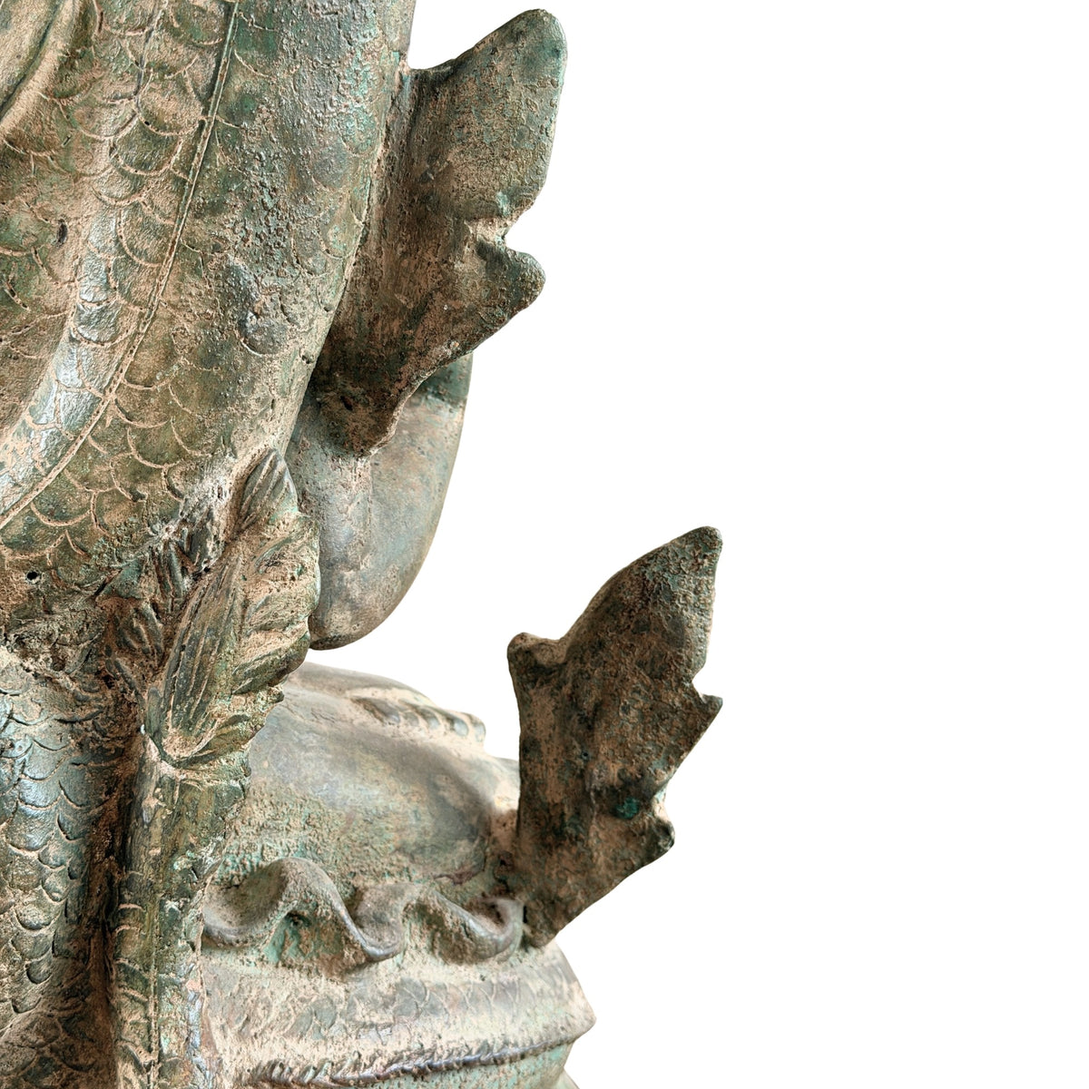 Detail des Seitenornaments und der Rückseite der geschuppten Naga-Haube