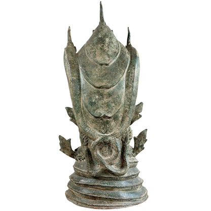 Vollständige Rückansicht des Bronze-Mucalinda-Naga-Buddhas mit geschuppter Haube