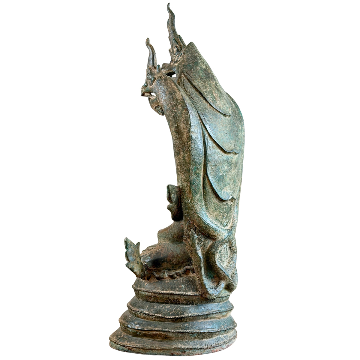 Vollständige Seiten-Rückansicht des Bronze-Mucalinda-Naga-Buddhas und des Schlangensockels