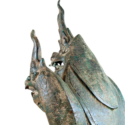 Detail der Naga-Köpfe und der geschuppten Haube von hinten