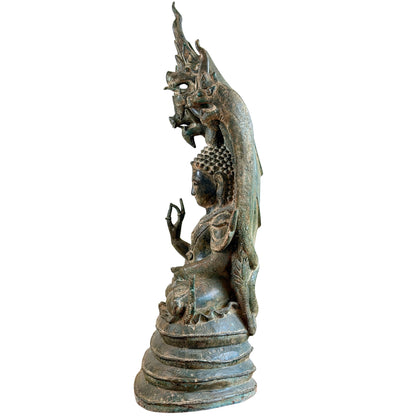 Vollständige Seitenansicht des Bronze-Mucalinda-Naga-Buddhas mit hoher Naga-Haube