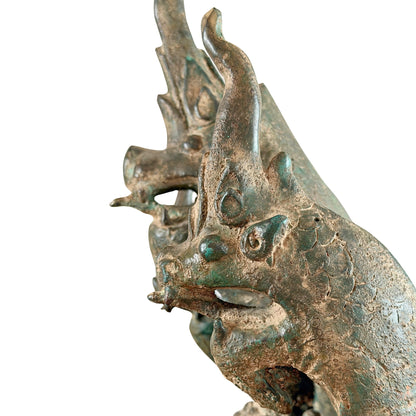 Detail zweier Naga-Köpfe mit hohen Spitzen und gravierten Schuppenmotiven