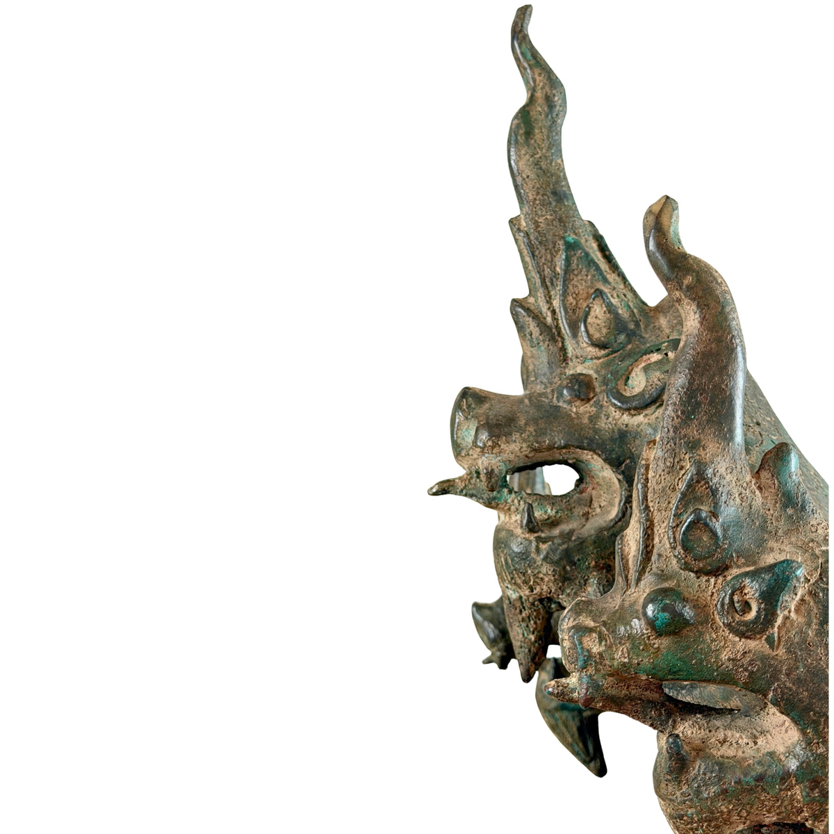 Nahaufnahme des dreiköpfigen Naga mit geöffneten Mäulern und hohen Spitzen