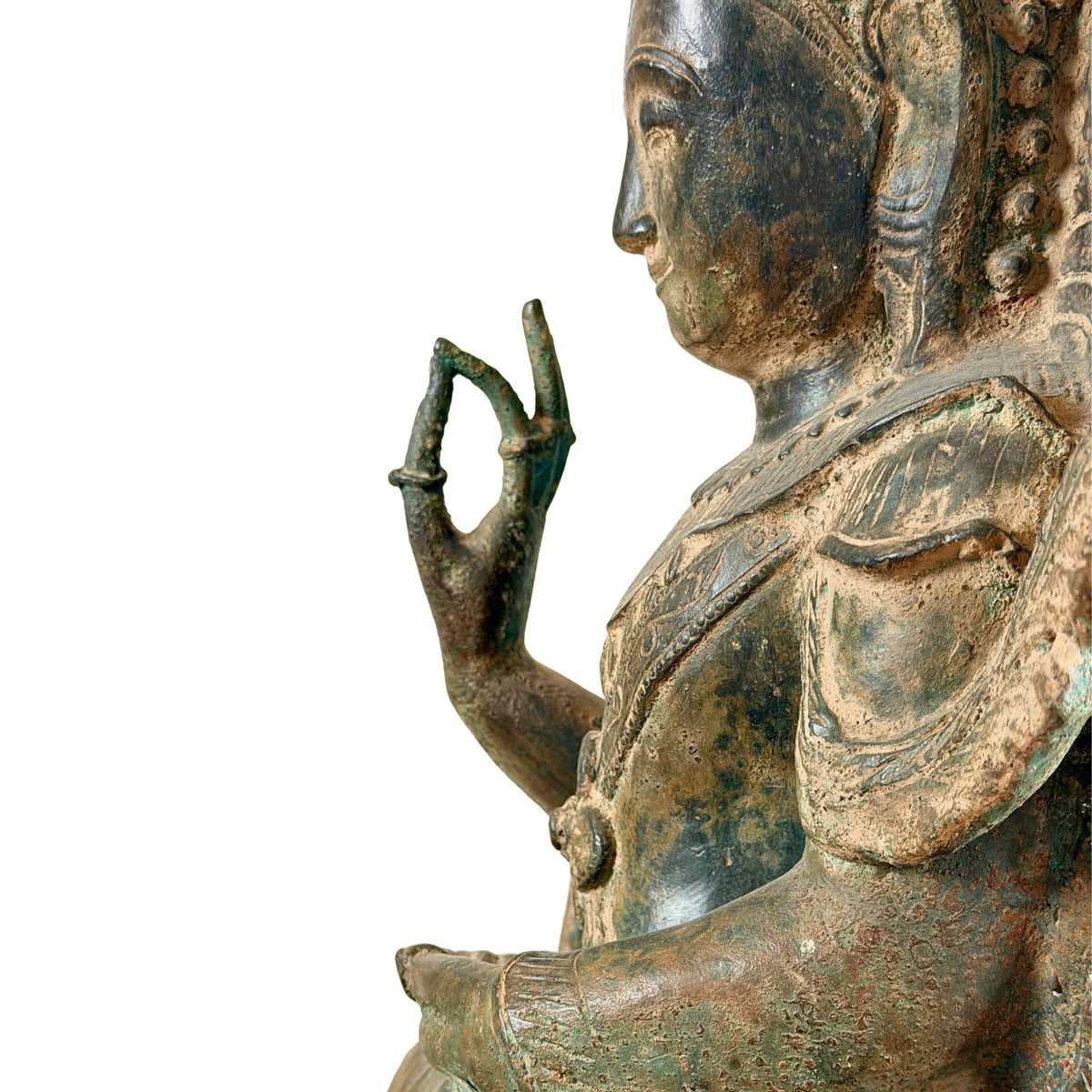 Detail der erhobenen Hand, Brustornamentik und ruhenden linken Hand