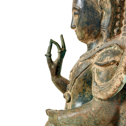 Detail der erhobenen Hand, Brustornamentik und ruhenden linken Hand