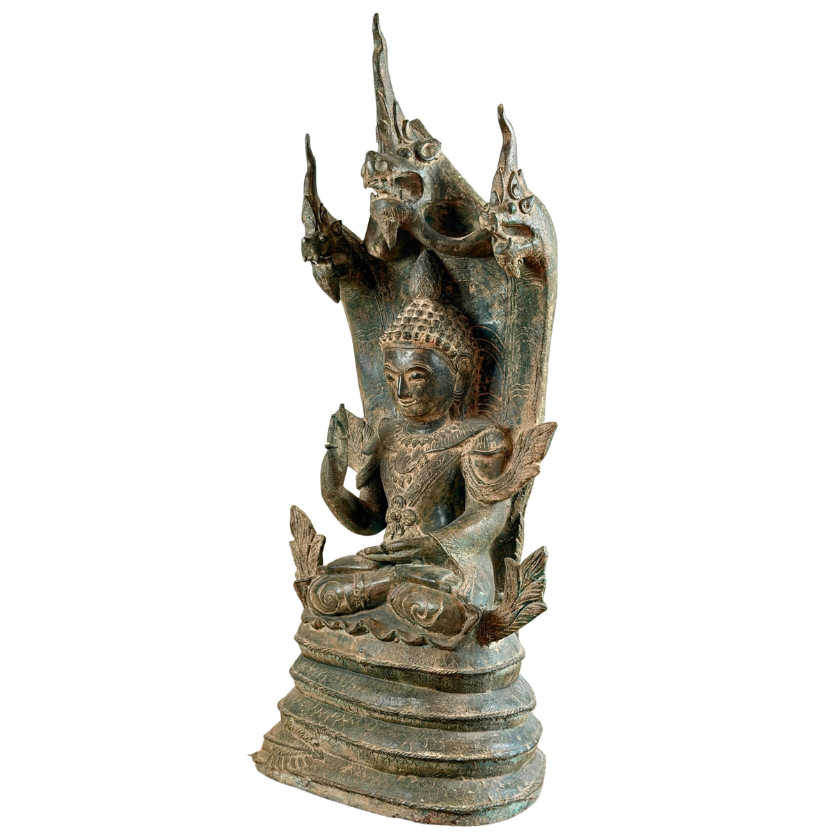Dreiviertel-Vorderansicht des monumentalen Bronze-Mucalinda-Naga-Buddhas