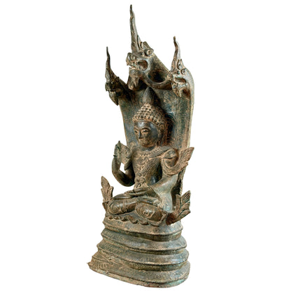 Dreiviertel-Vorderansicht des monumentalen Bronze-Mucalinda-Naga-Buddhas