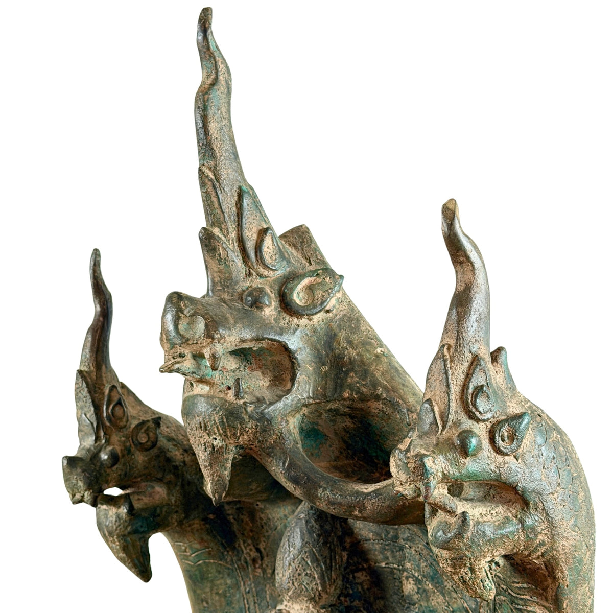 Vorderansicht der drei Naga-Köpfe über dem Bronze-Mucalinda-Buddha