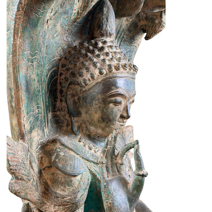Detail des Gesichts und der reich ausgearbeiteten Naga-Haube