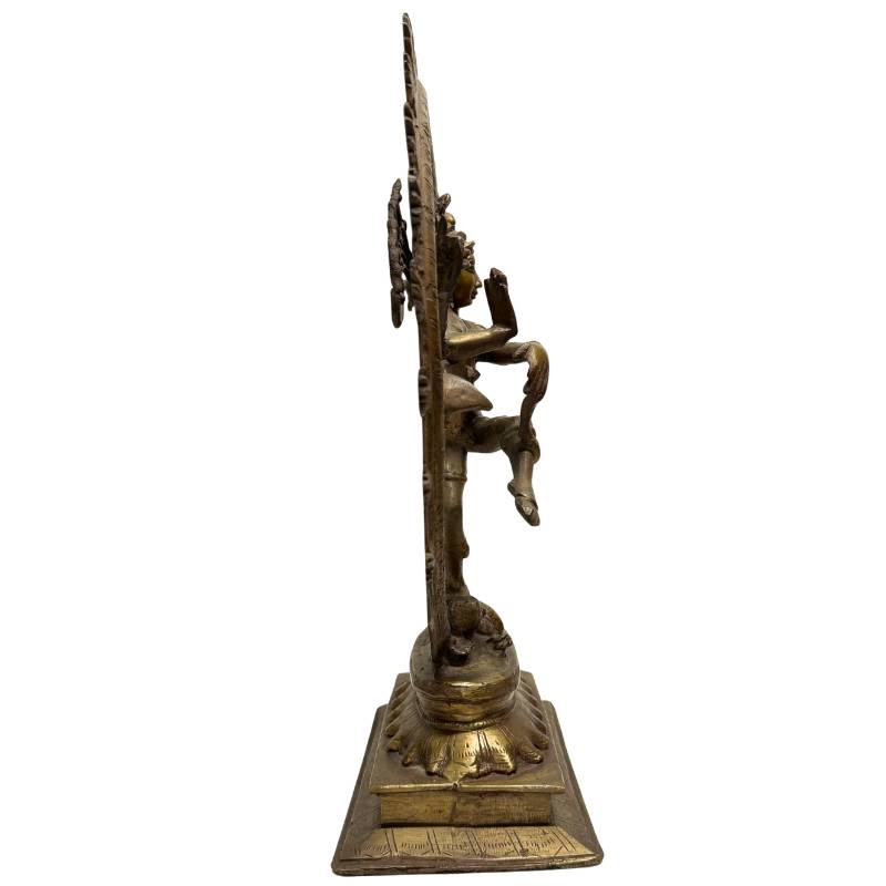 Bronzestatue eines Nataraja mit feurigem kosmischen Kreis, im Stil eines indischen Tempels