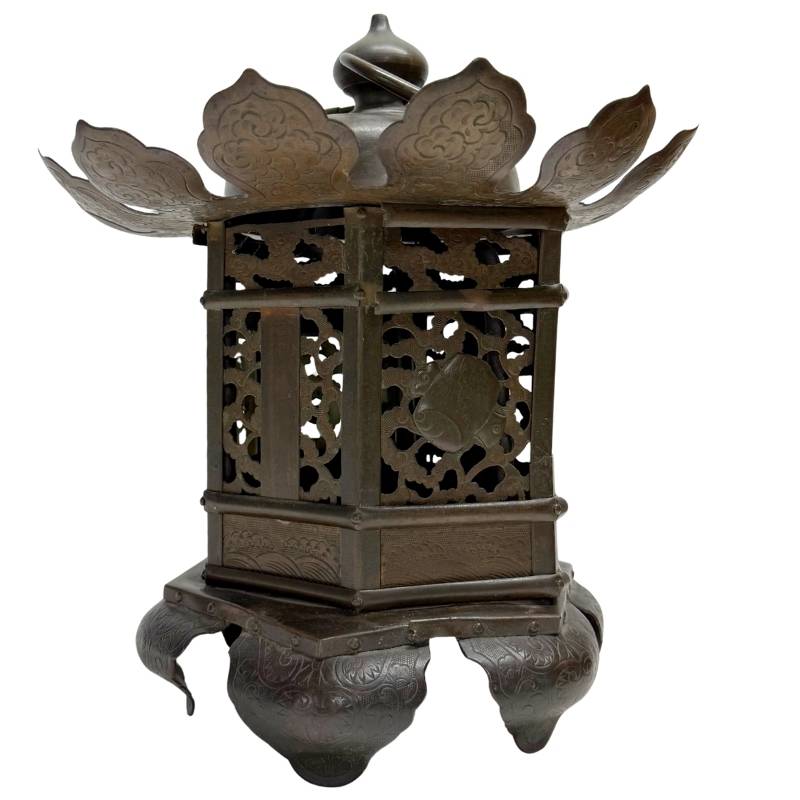 Rituallaterne aus Bronze mit Scharniertüren, durchbrochenen floralen Motiven und antiker Metalloberfläche