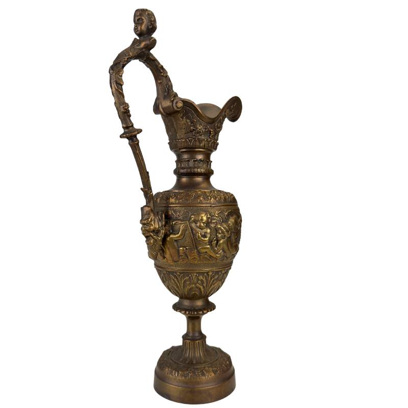 Zierkrug aus Bronze mit skulpturalem Henkel und figürlichen Details
