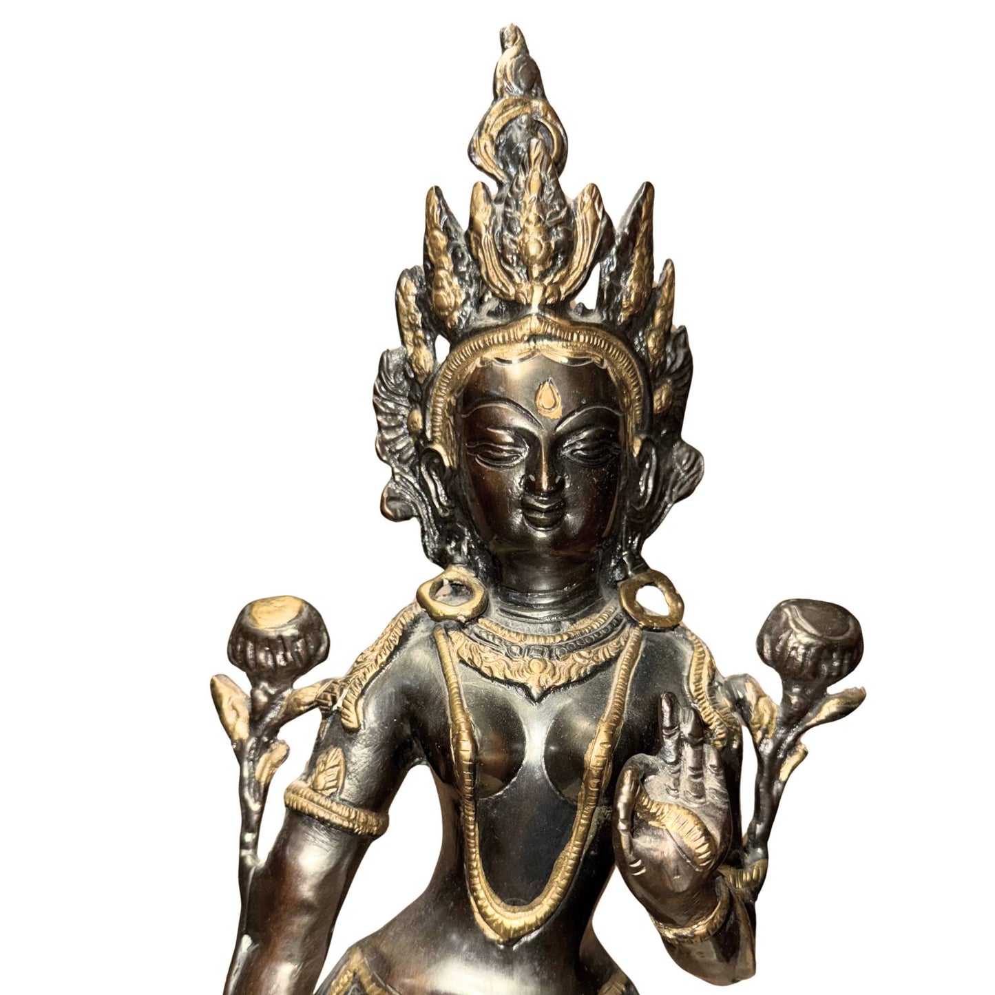 Bronzene Tara-Statue, hergestellt im traditionellen Wachsausschmelzverfahren und mit alter innerer Oxidation