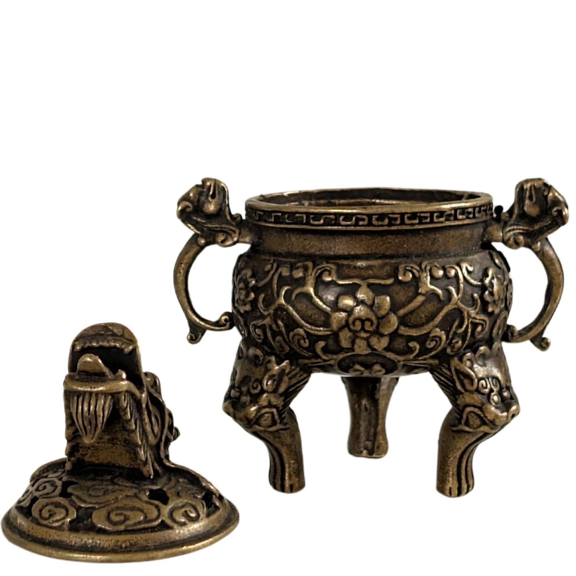 Detailreicher Räuchergefäß aus Bronze mit chinesischem Mäandermuster und floralen Ranken.