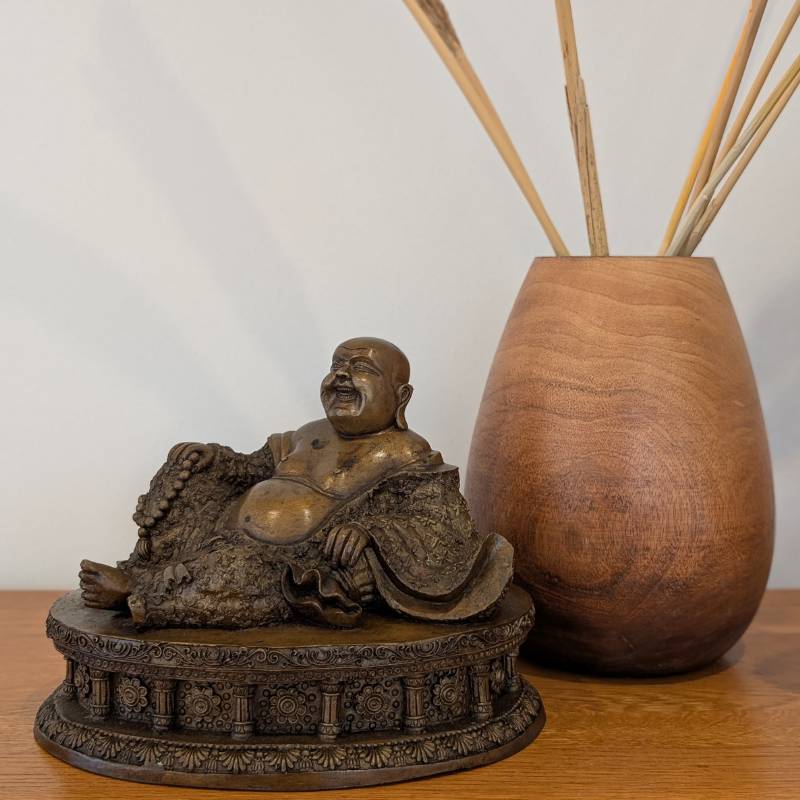 Liegende Budai-Bronzestatue aus China