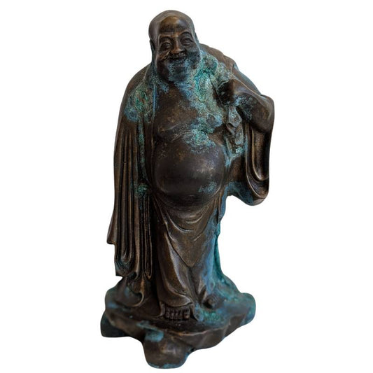 Chinesische Budai-Bronzestatue mit lächelndem Gesichtsausdruck und tiefer Patina