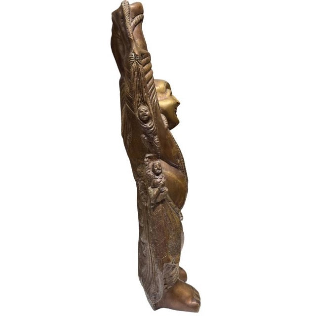 Detail der bezaubernden Kinderfiguren, die den Budai hinaufklettern.