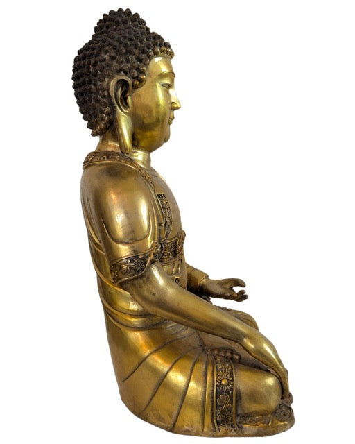 Sitzender Buddha in Bhumisparsha-Mudra, ausgeführt in authentischer feuervergoldeter Bronze.