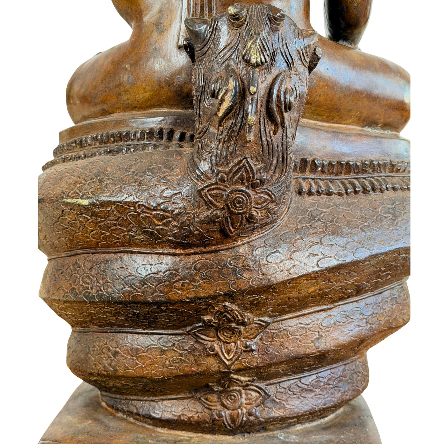 Detail der Rückseite des siebenköpfigen Naga-Baldachins des monumentalen Buddha Muchalinda aus Thailand mit gravierter Schlangendekoration und Lotusmotiv