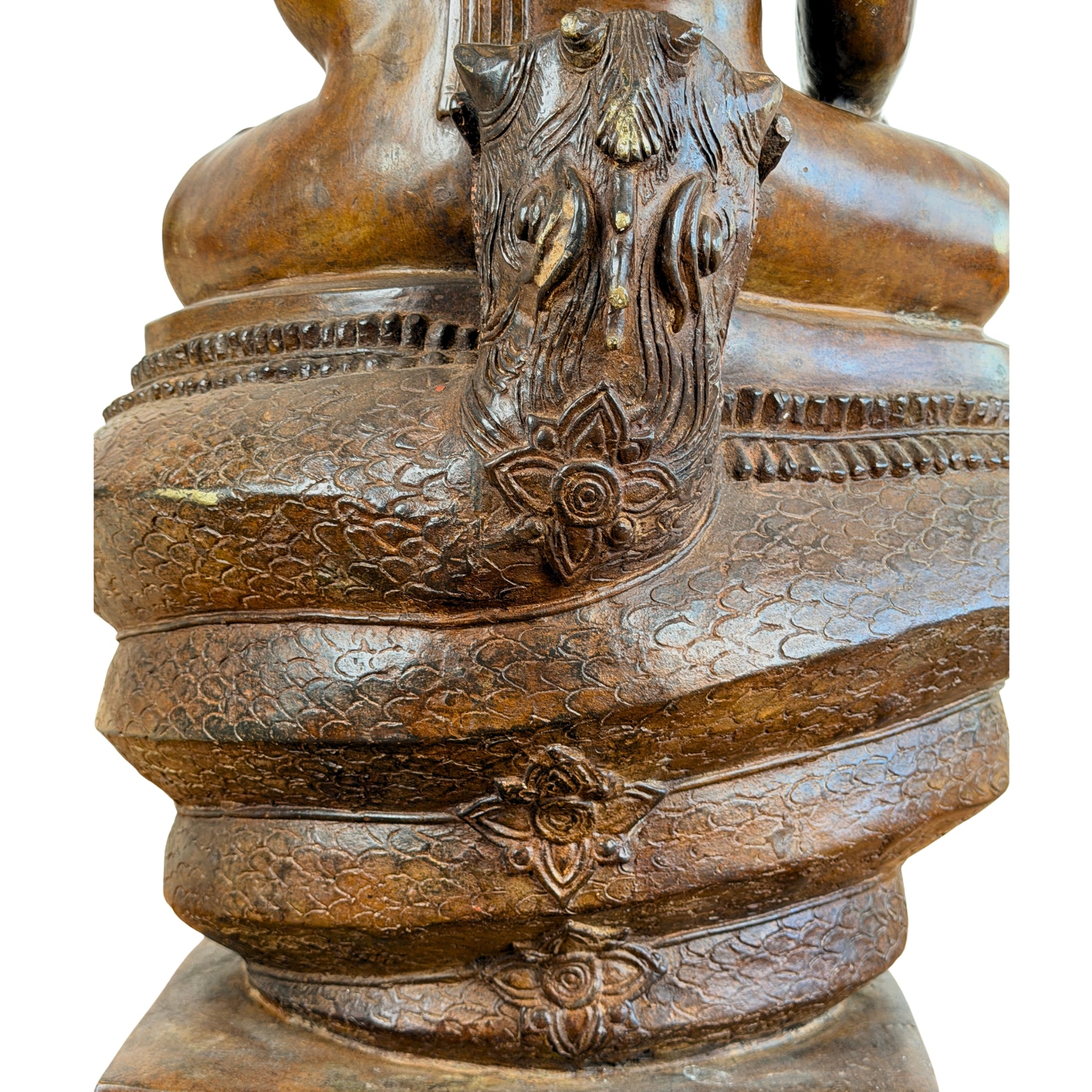 Detail der Rückseite des siebenköpfigen Naga-Baldachins des monumentalen Buddha Muchalinda aus Thailand mit gravierter Schlangendekoration und Lotusmotiv