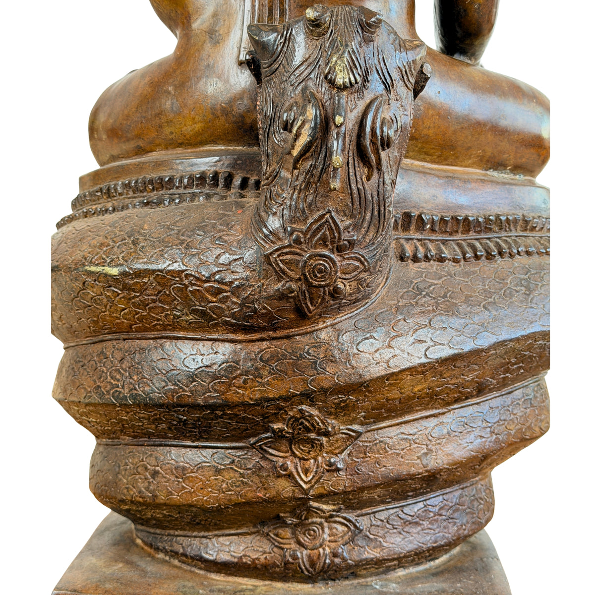Detail der Rückseite des siebenköpfigen Naga-Baldachins des monumentalen Buddha Muchalinda aus Thailand mit gravierter Schlangendekoration und Lotusmotiv