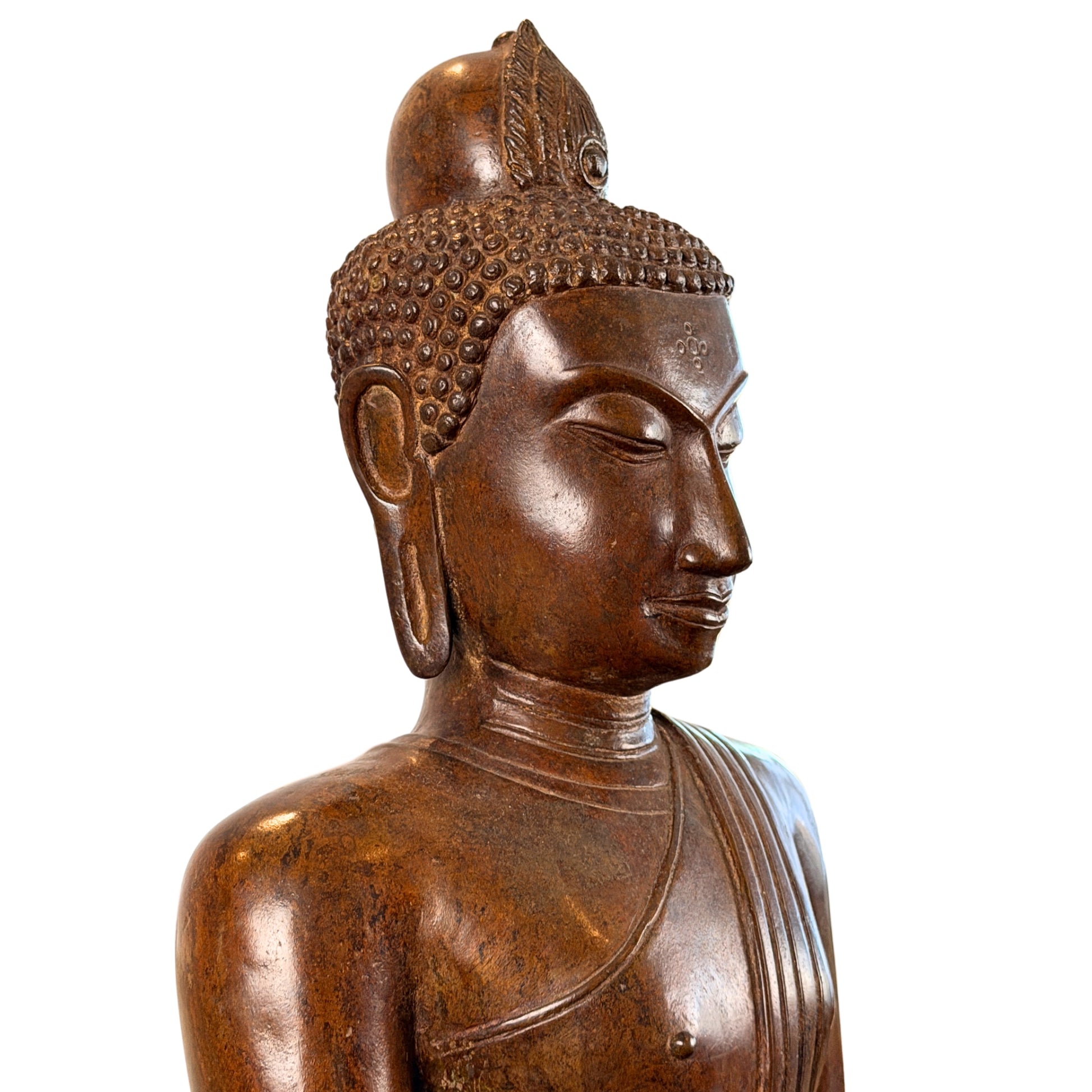 Detail des ruhigen thailändischen Gesichts des Buddha Muchalinda mit fünffacher Urna-Konfiguration, Spiralhaaren und blattförmiger Bekrönung