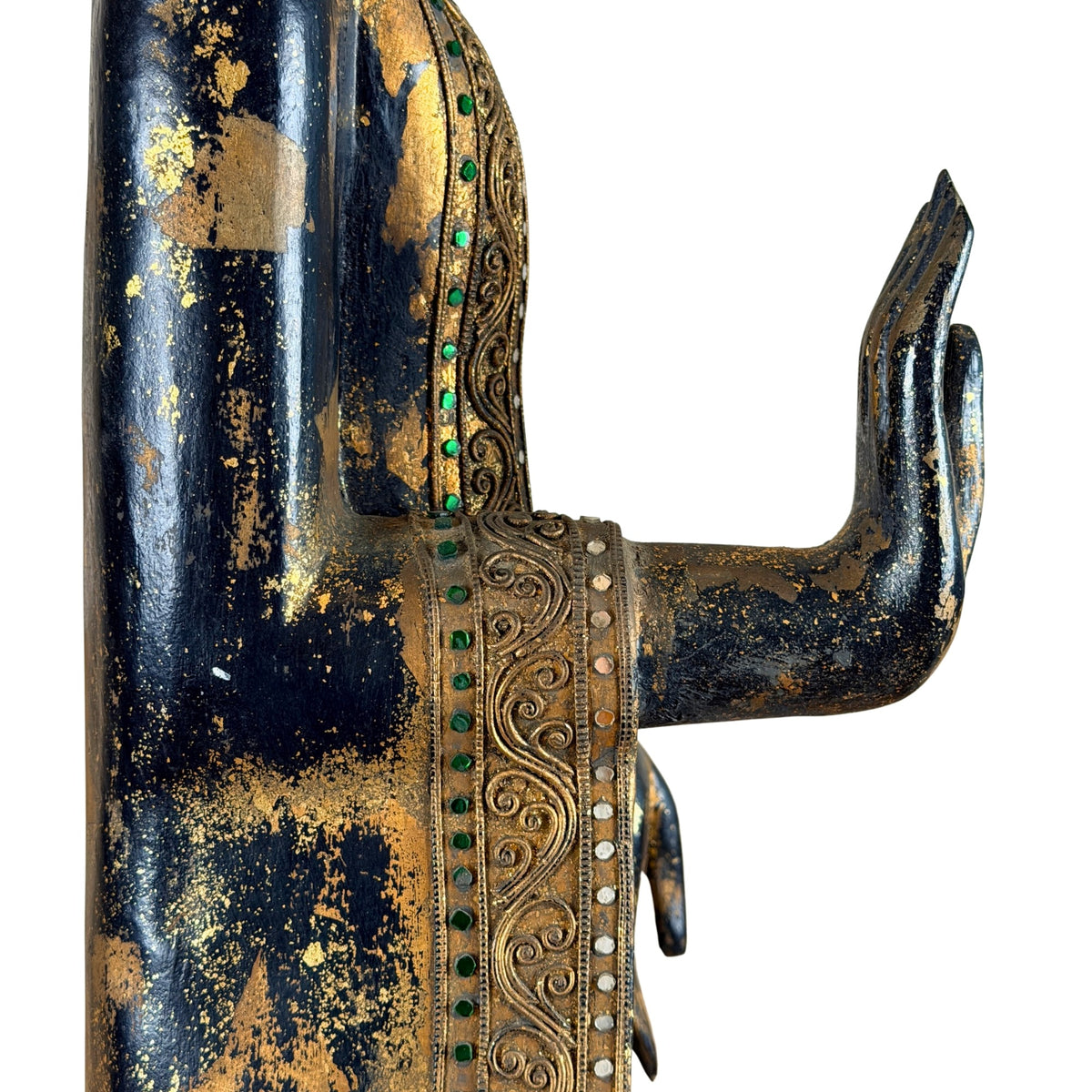 Detail van arm, manchet en Abhaya hand