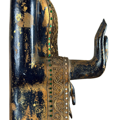 Detail van arm, manchet en Abhaya hand