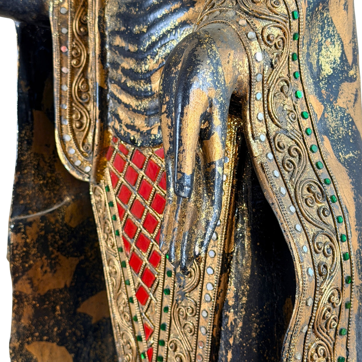 Detail van borst, gewaad en Abhaya hand
