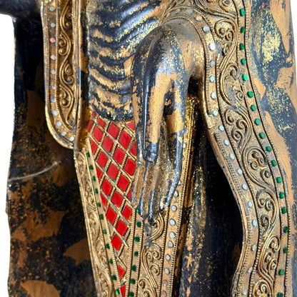 Detail van borst, gewaad en Abhaya hand