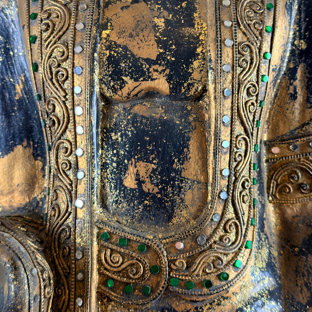 Detail van de borst en ingelegde gewaaddecoratie