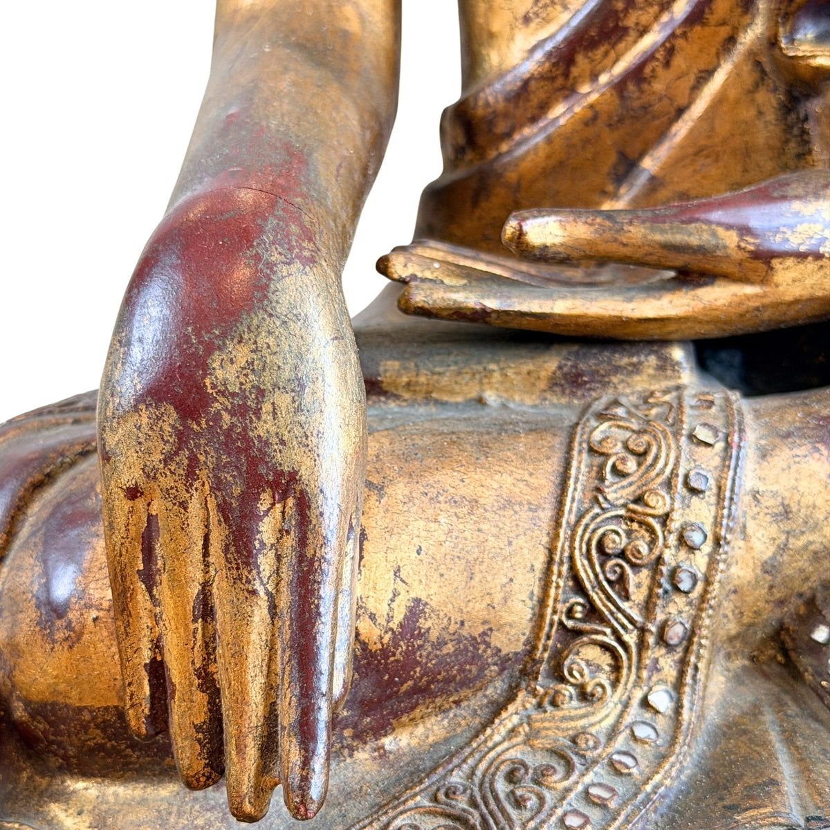 Detail der rechten Hand in Bhumisparsha-Mudra und des vergoldeten Schoßes