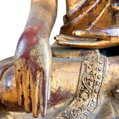 Detail der rechten Hand in Bhumisparsha-Mudra und des vergoldeten Schoßes