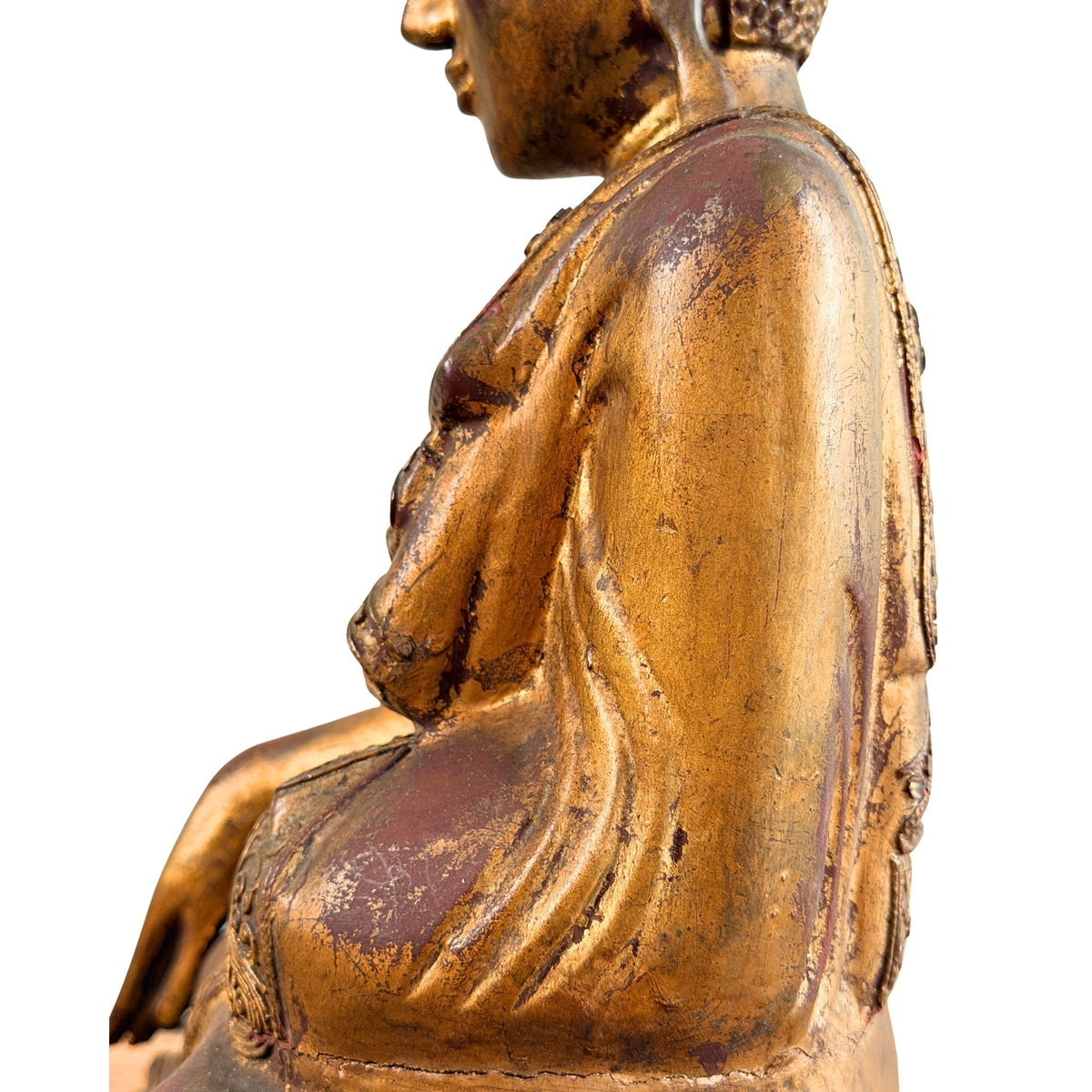 Nahaufnahme des Buddha-Kopfes mit eingelegten Augen und Stirnband