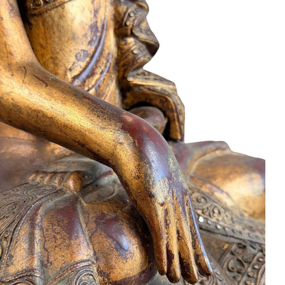 Detail von Knie, Hand und reich dekoriertem Gewandsaum