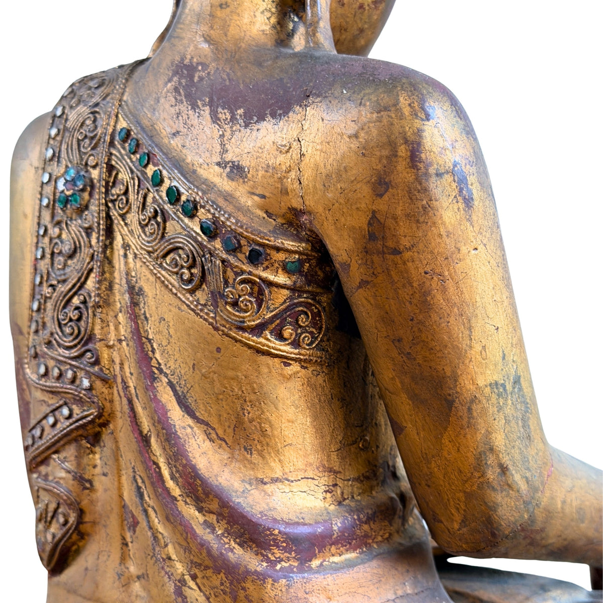 Vollständige linke Seitenansicht des burmesischen hölzernen Shan-Buddhas