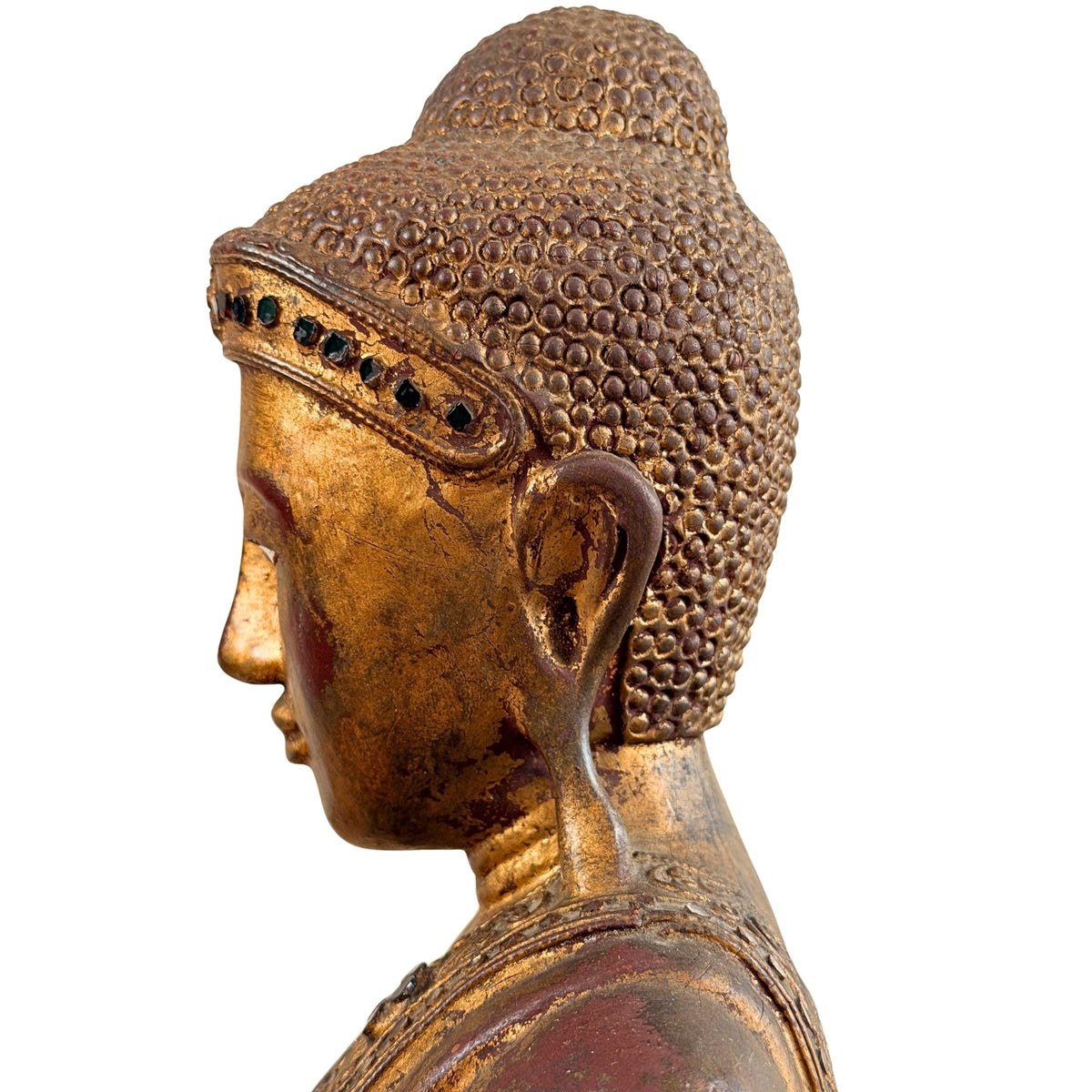 Vollständige Seitenansicht des burmesischen Shan-Buddhas auf Holzsockel