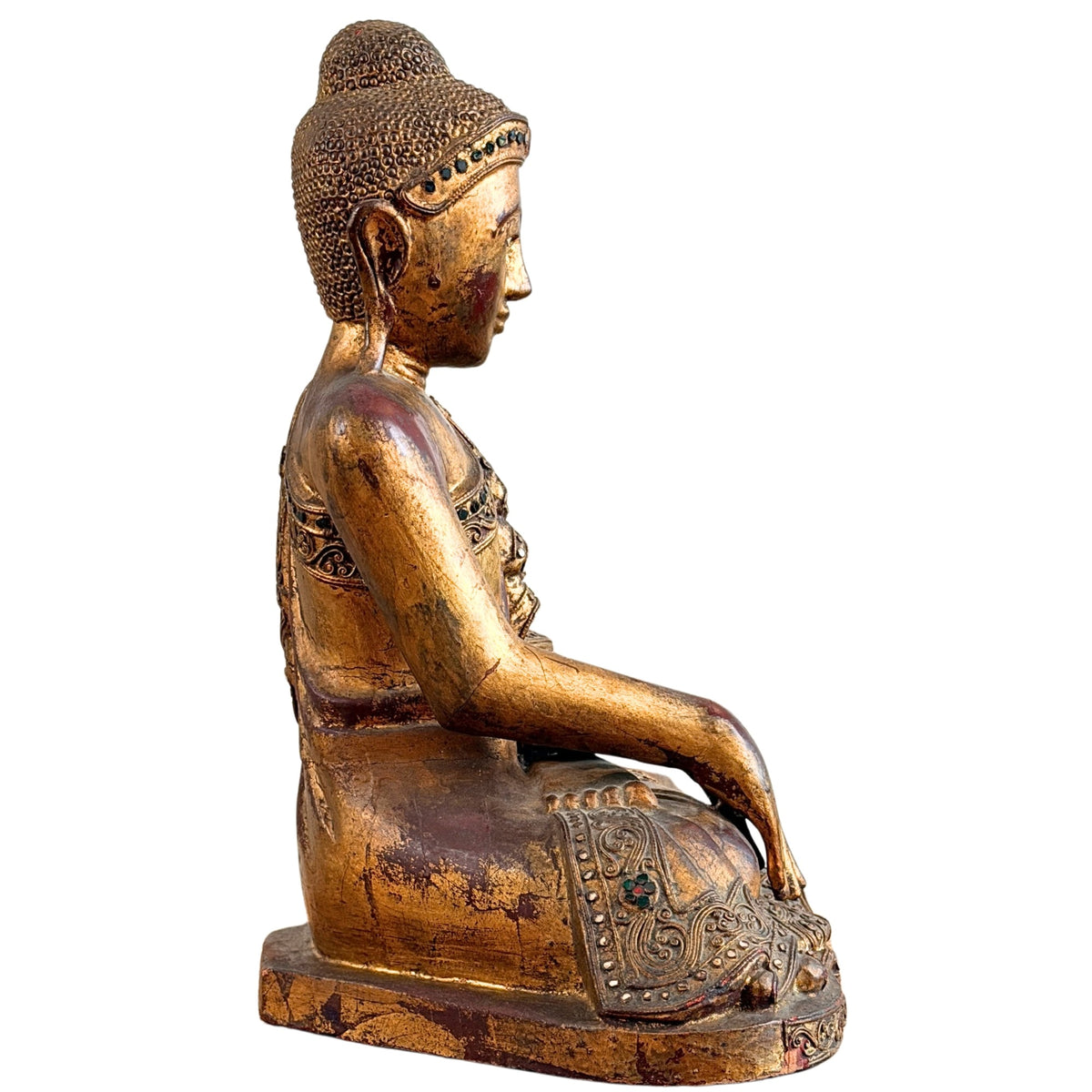 Vollständige rechte Seitenansicht des burmesischen hölzernen Shan-Buddhas