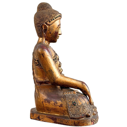 Vollständige rechte Seitenansicht des burmesischen hölzernen Shan-Buddhas