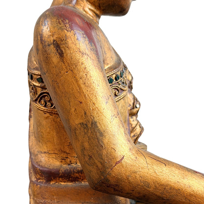 Detail von Brust, Schulter und Gewand mit Vergoldung und Glaseinlagen
