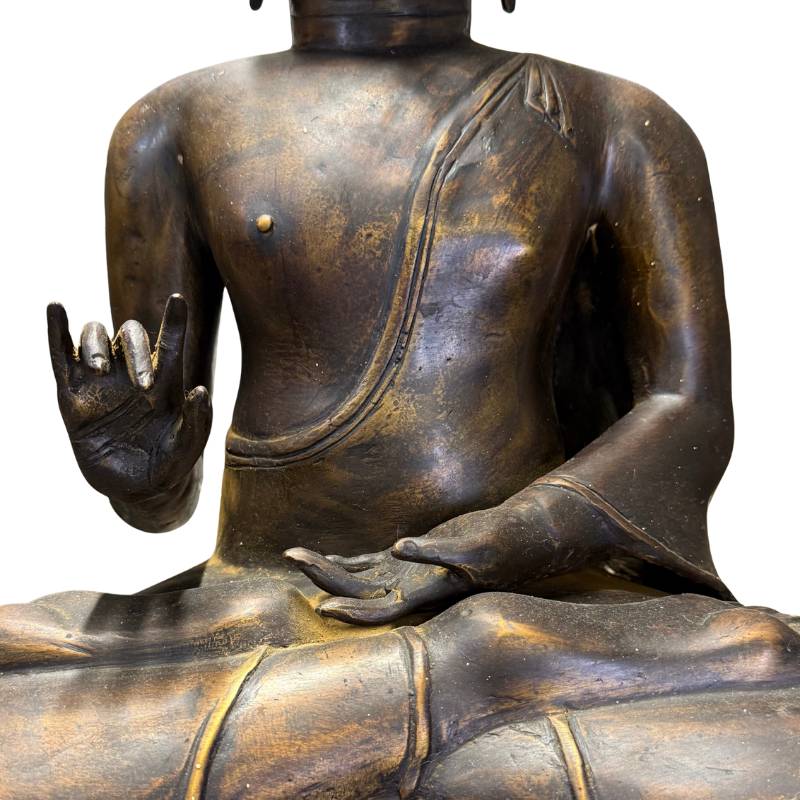 Sockel, inspiriert von der javanischen Candi-Tempelarchitektur, aus antiker Bronze.