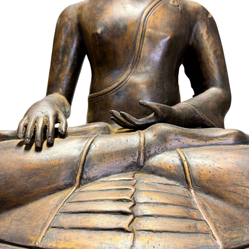 Buddha-Statue im klassischen javanischen Candi-Tempelarchitekturstil.