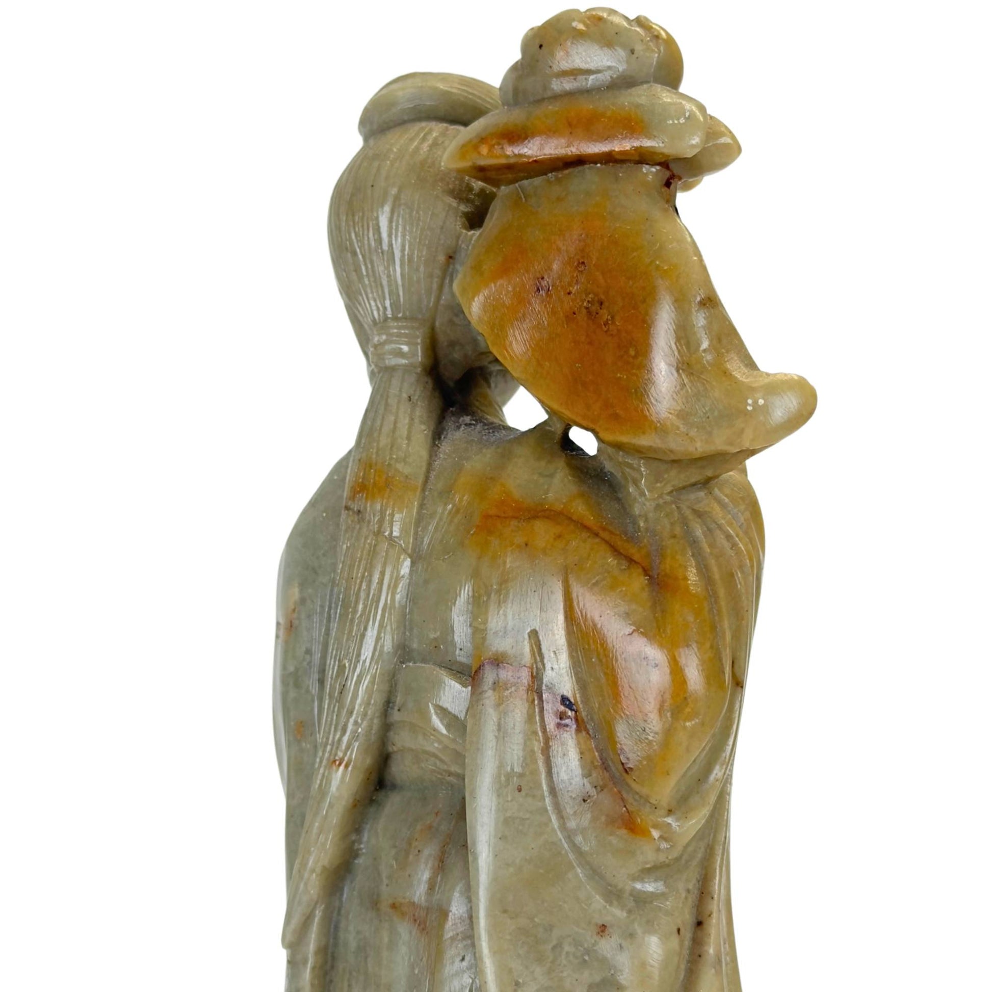 Traditionelle chinesische Steinmetzkunst, die die Details einer unsterblichen Gottheit zeigt.
