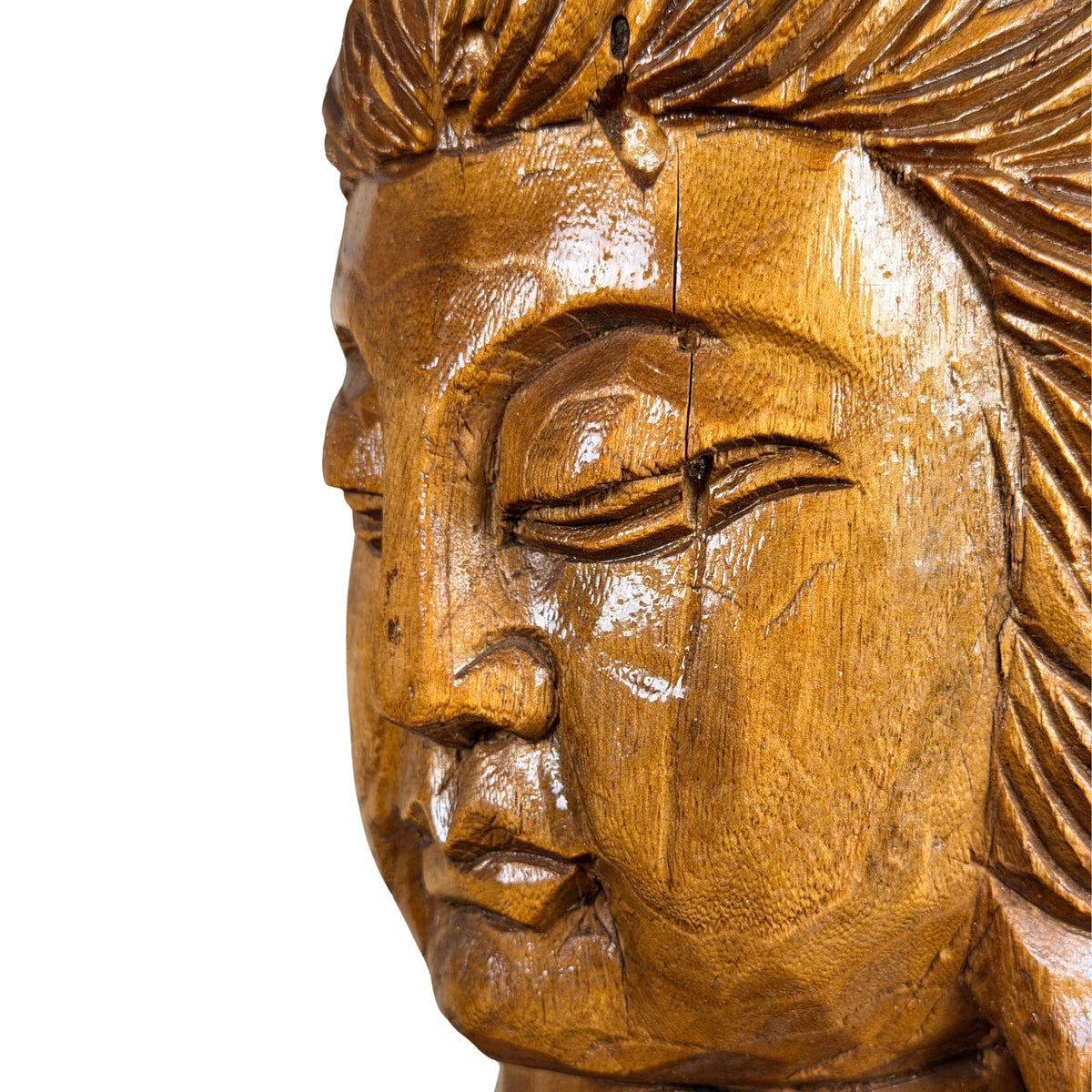Trocknungsriss über der Stirn des Guanyin-Kopfes
