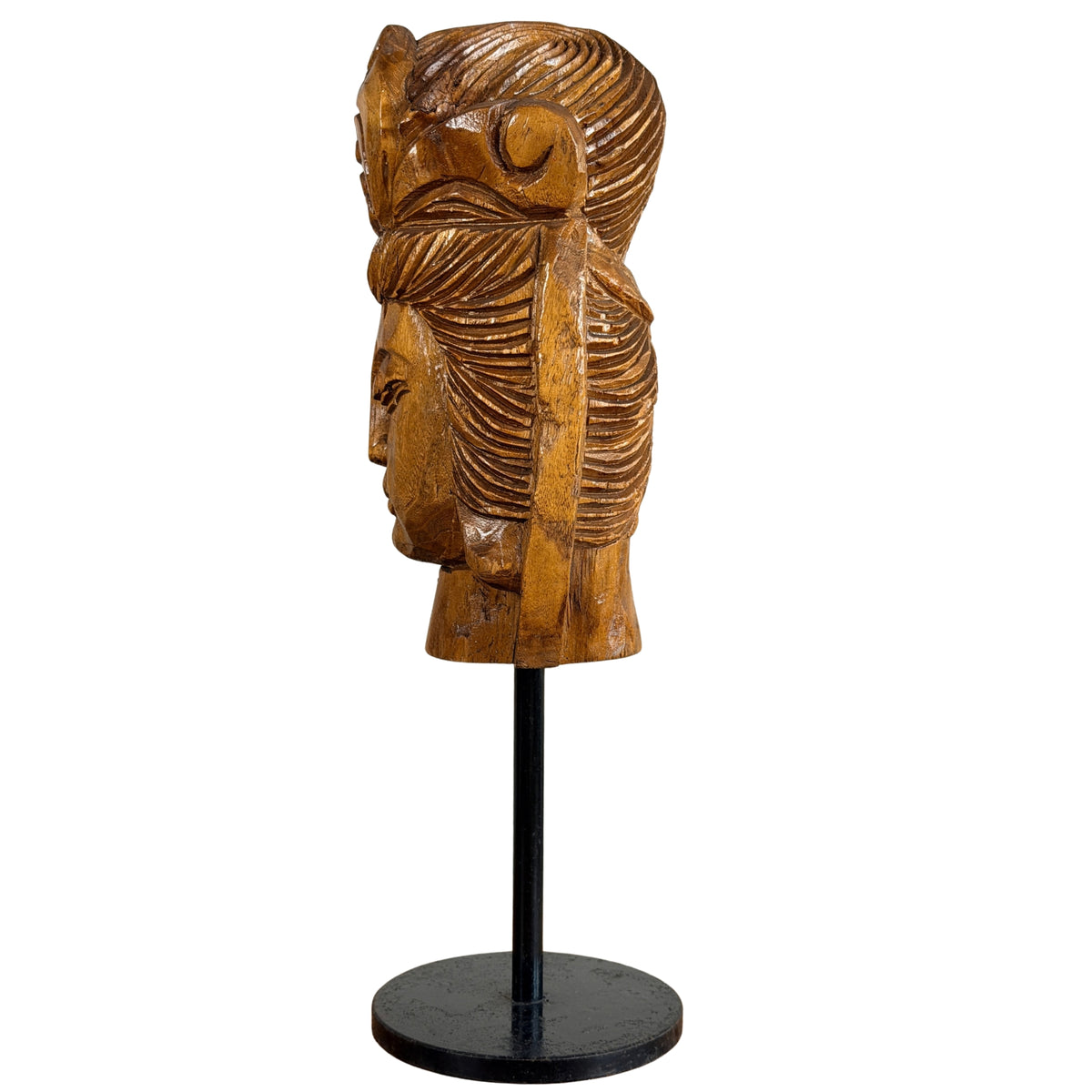 Linke Seitenansicht des Guanyin-Kopfes auf dem modernen Ständer