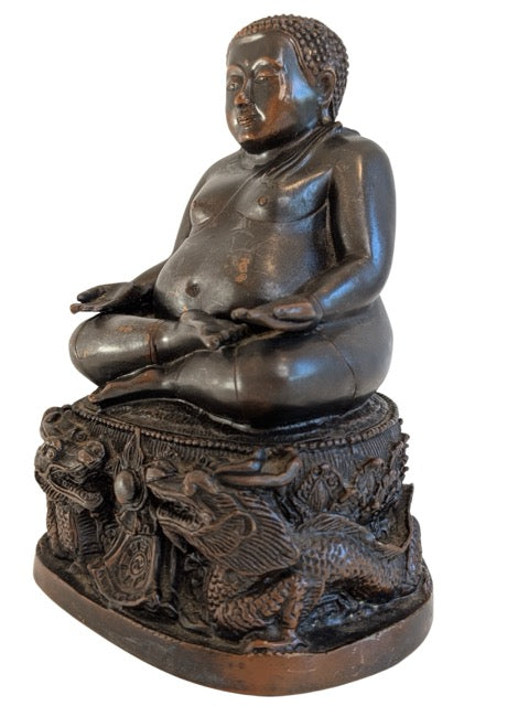 Ornamentales Detail am Drachensockel einer chinesischen Buddha-Statue aus Bronze aus dem 19. Jahrhundert.