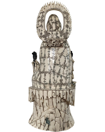 Handgeschnitzte chinesische Guanyin‑Skulptur, aufgebaut aus einzelnen Knochensegmenten
