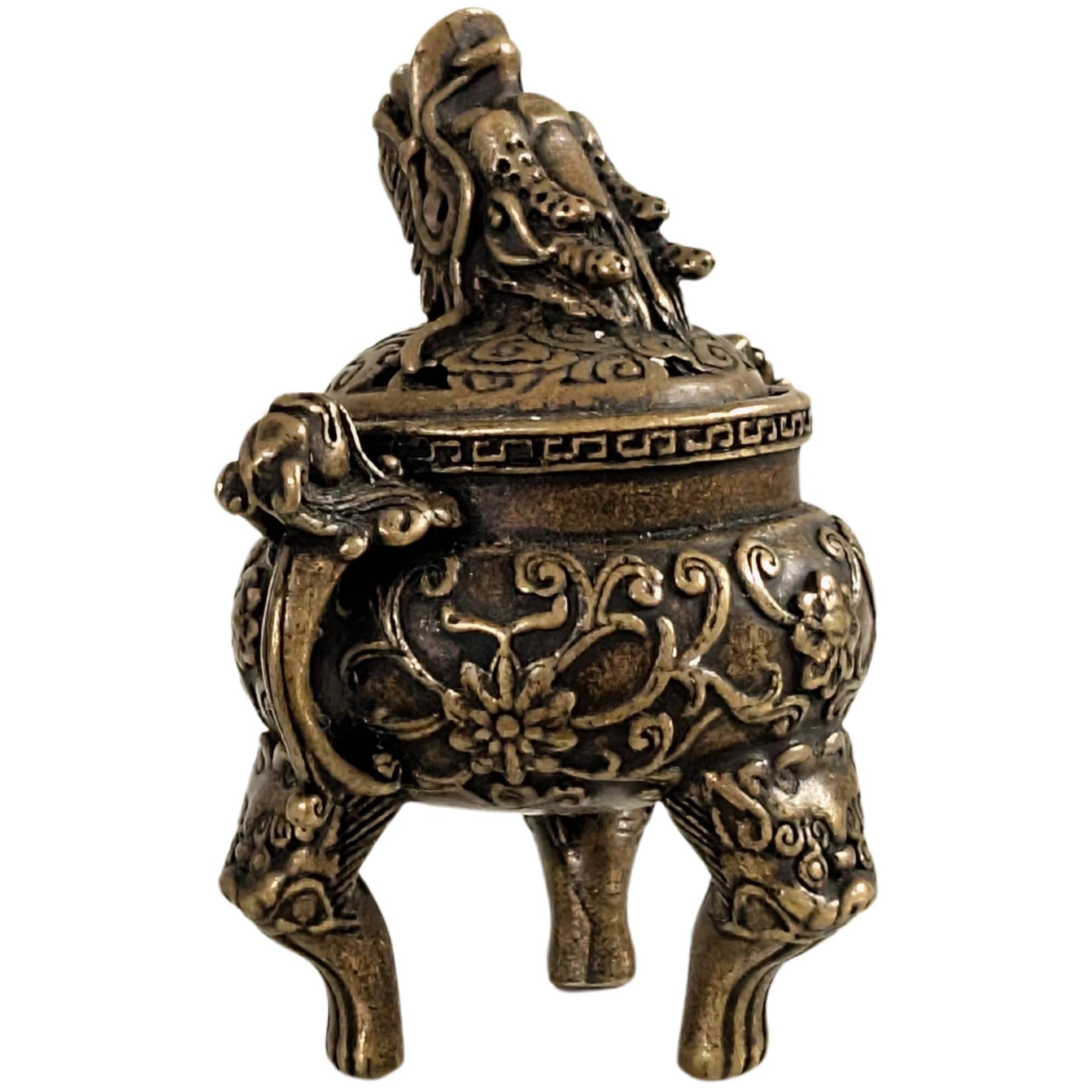 Vorderansicht eines 6 cm hohen Räuchergefäßes aus Bronze mit Drachendeckel.